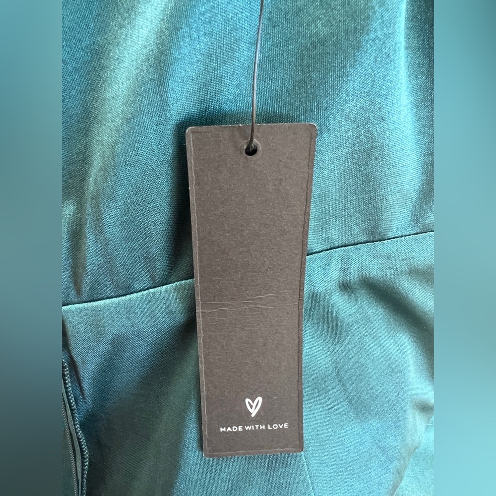 Elegant Teal Dress with Pearl Detailing - Picture 11 of 13